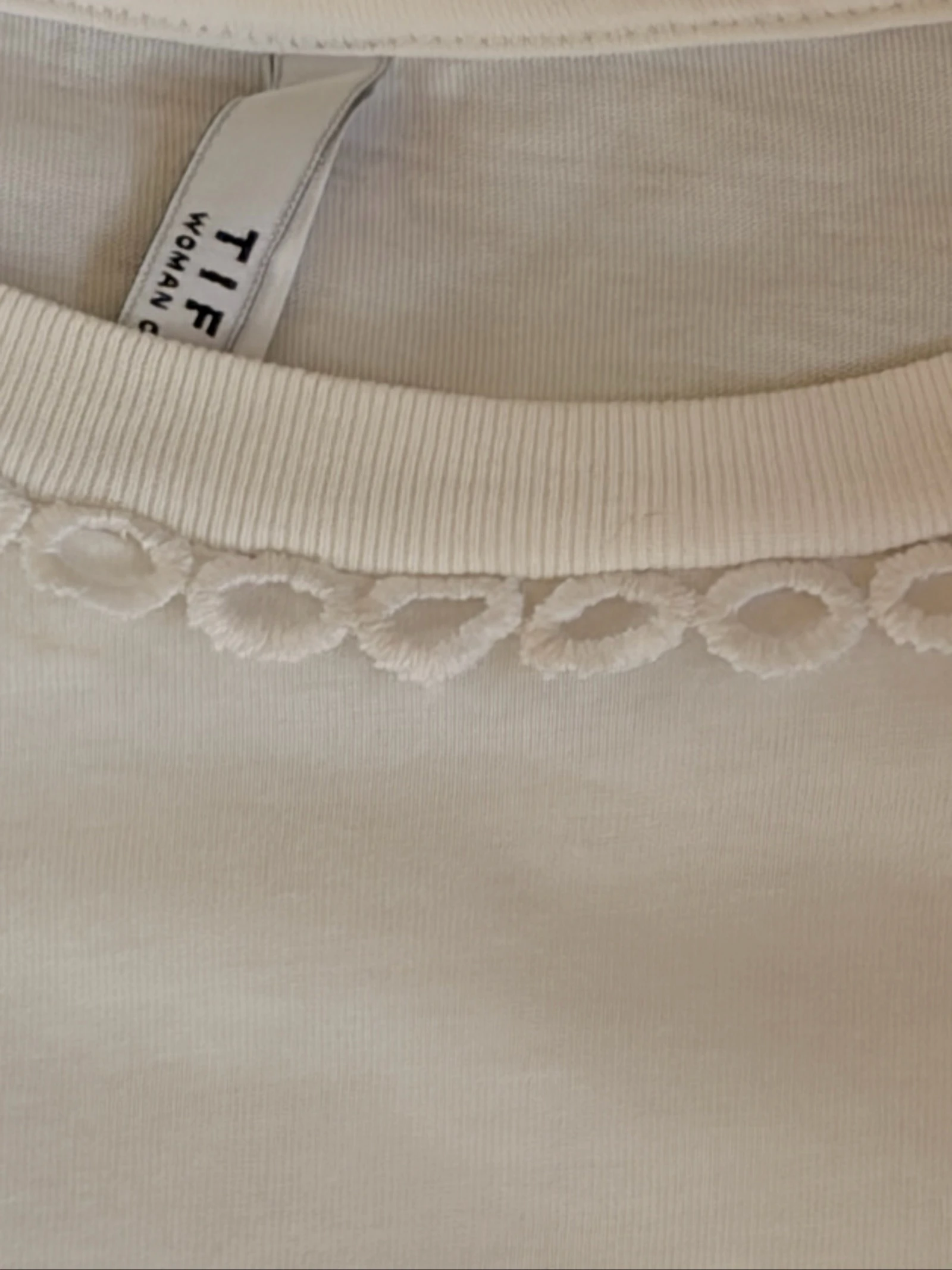 Camiseta com detalhes bordados – photo 3